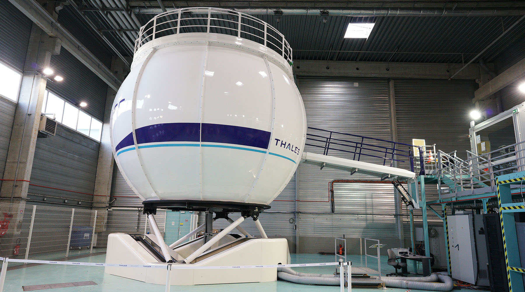 Full flight simulator with EC 135 helicopter cockpit (Thales